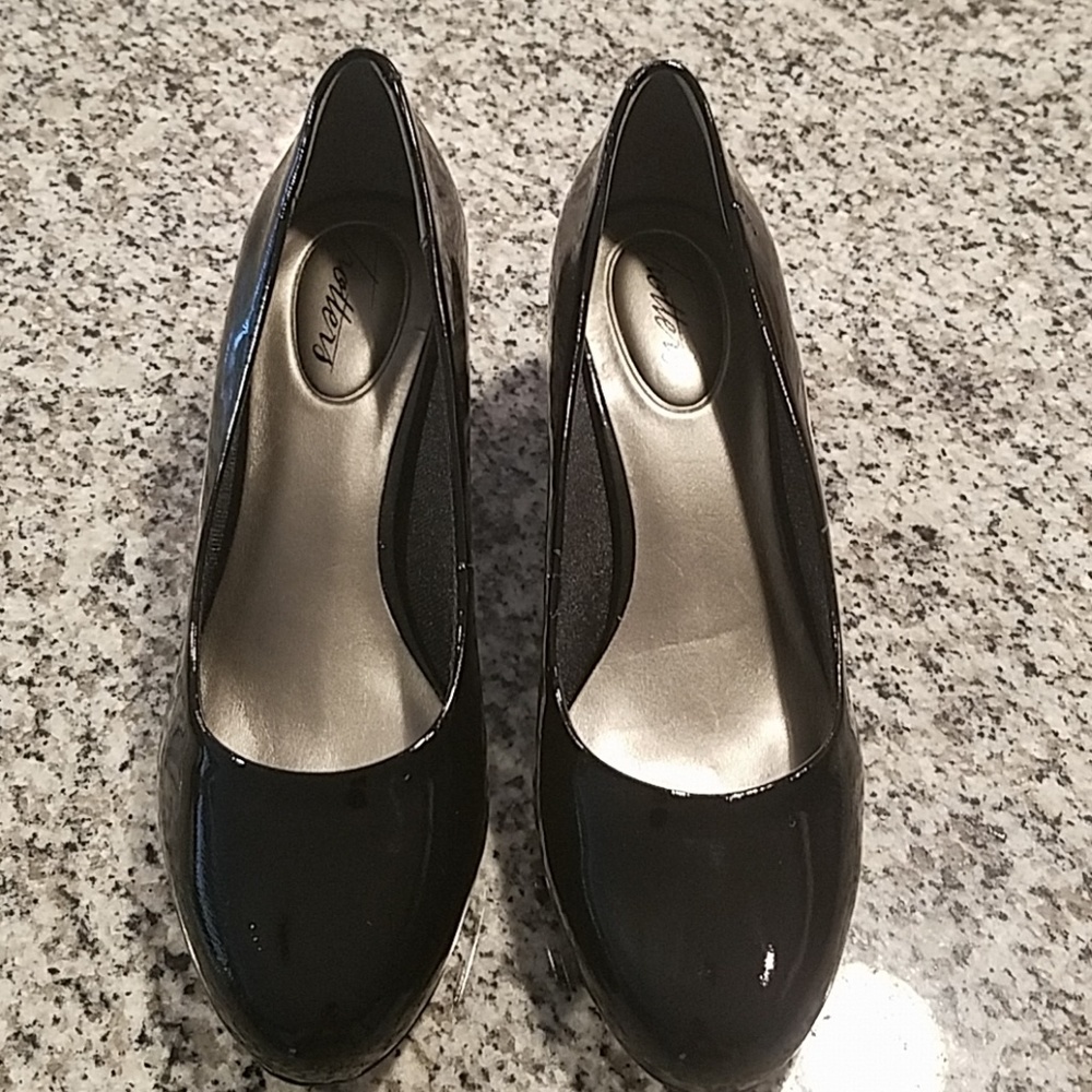 Never worn great condition women's dress shoes.